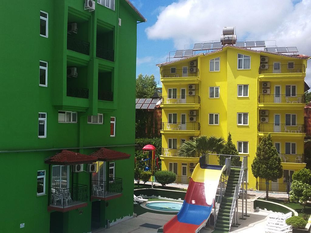 Rainbow Castle Hotel Side Exterior photo