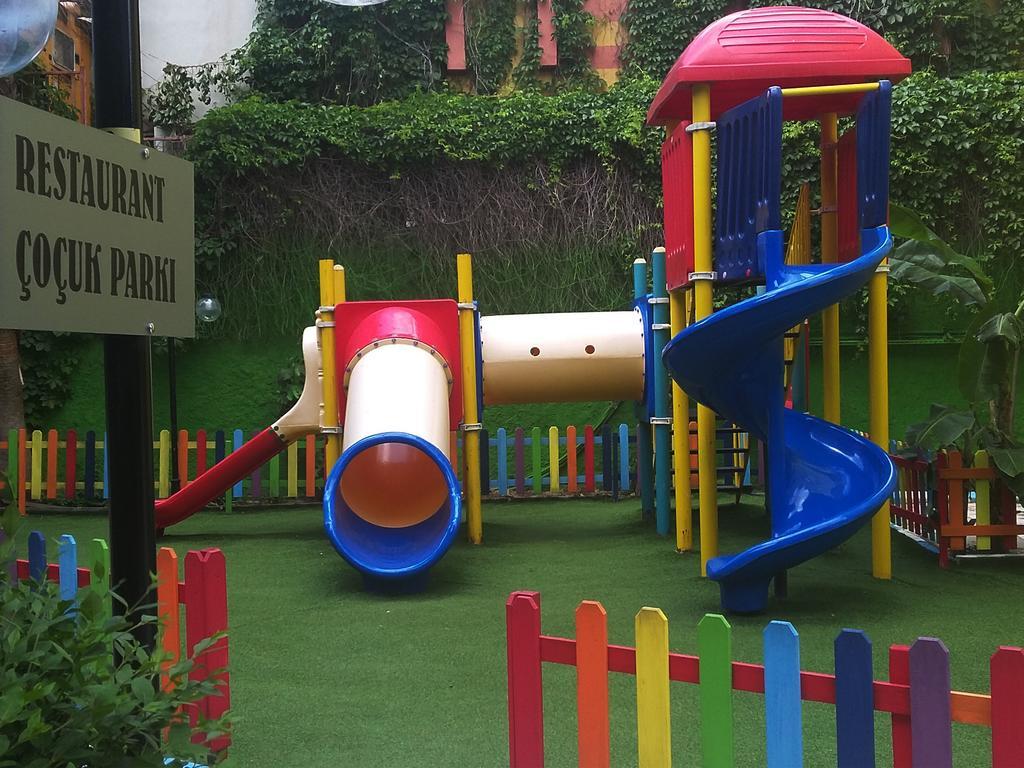 Rainbow Castle Hotel Side Exterior photo