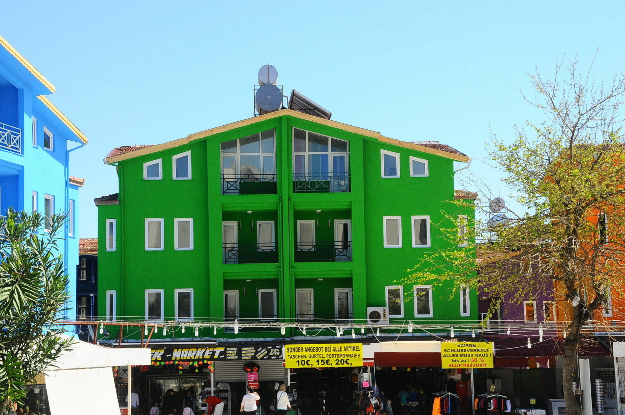 Rainbow Castle Hotel Side Exterior photo